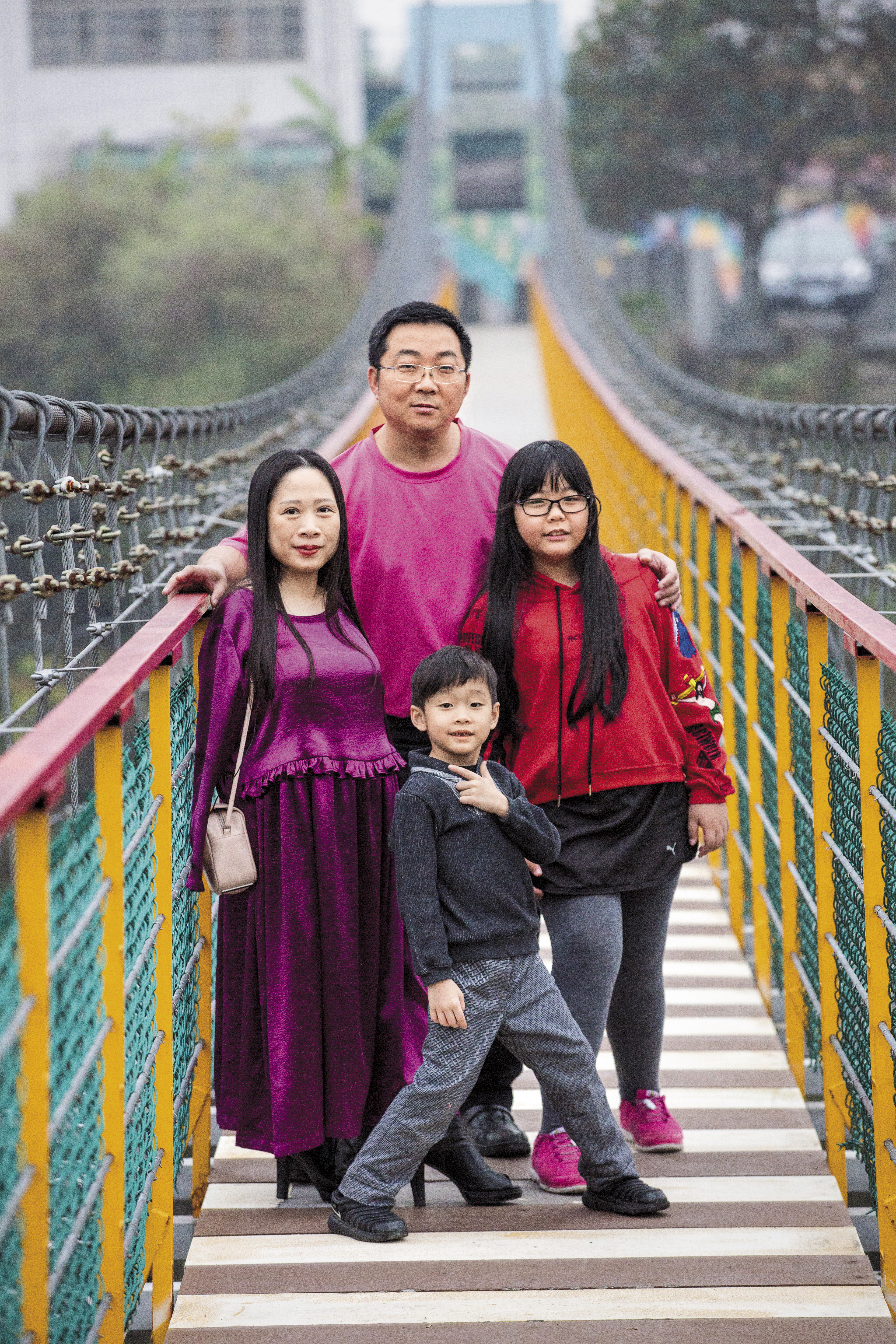 成功吊橋是當年楊恩典被抱到六龜育幼院的原點，如今楊恩典已有自己的小家庭，與先生陳信義（後者）育有一對兒女。