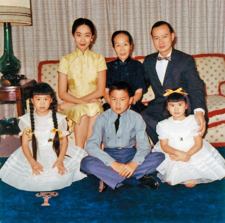 盧燕(後排左起)與母親李桂芬、丈夫黃錫琳,子女黃漢琪(前排左起) 、黃漢鼎、黃漢頤,攝於1958 年底。(盧燕提供)