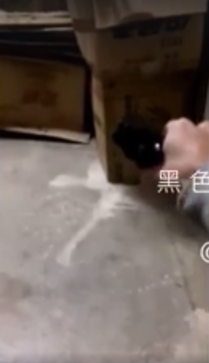 卓男邊唱陳雷成名曲邊在家試槍，影片引發網友撻伐。