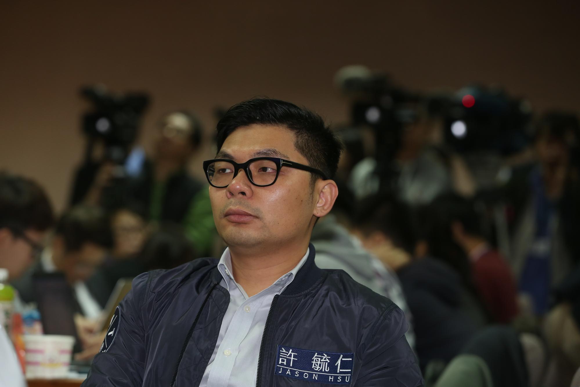 立委許毓仁認為,政府對Uber採取重罰政策是最懶惰的做法。