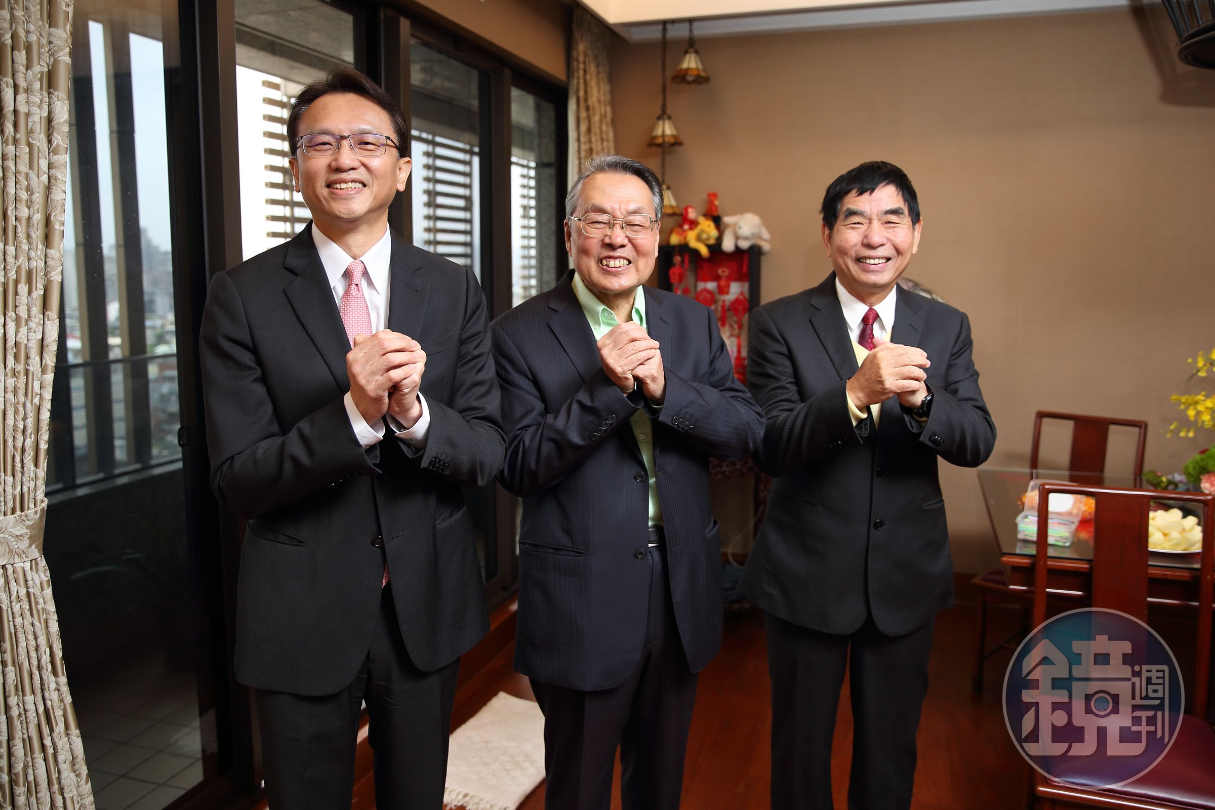 每年開春，宏碁集團照例都會到創辦人施振榮（中）家拜年，左為執行長陳俊聖、右為董事長黃少華。