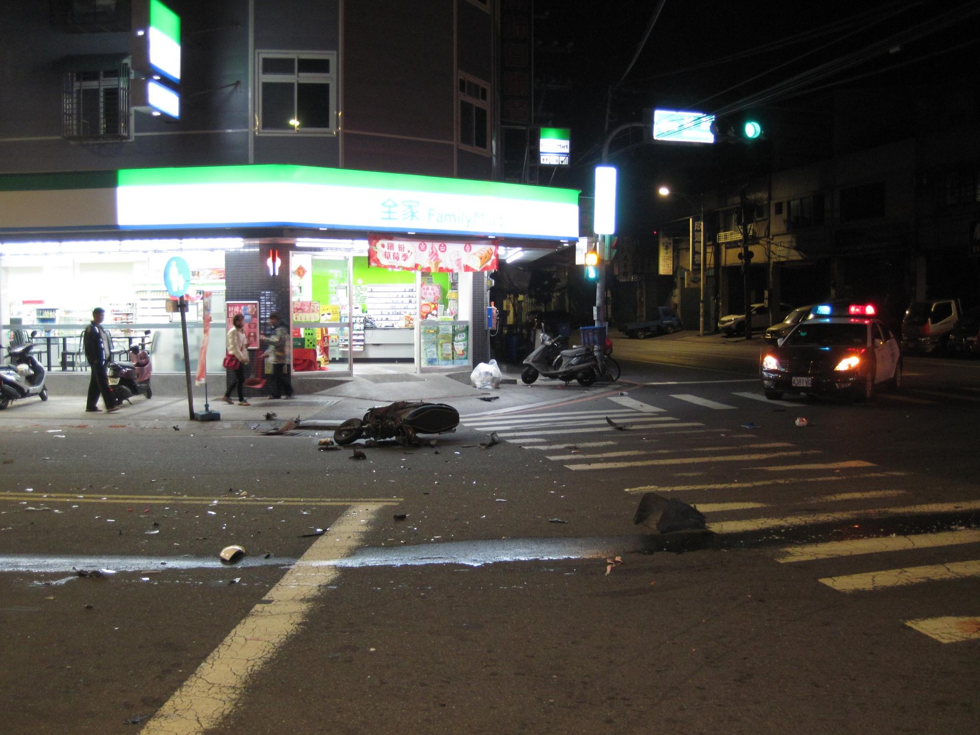 強大撞擊力道讓機車零件和汽車玻璃散落一地，現場畫面怵目驚心。