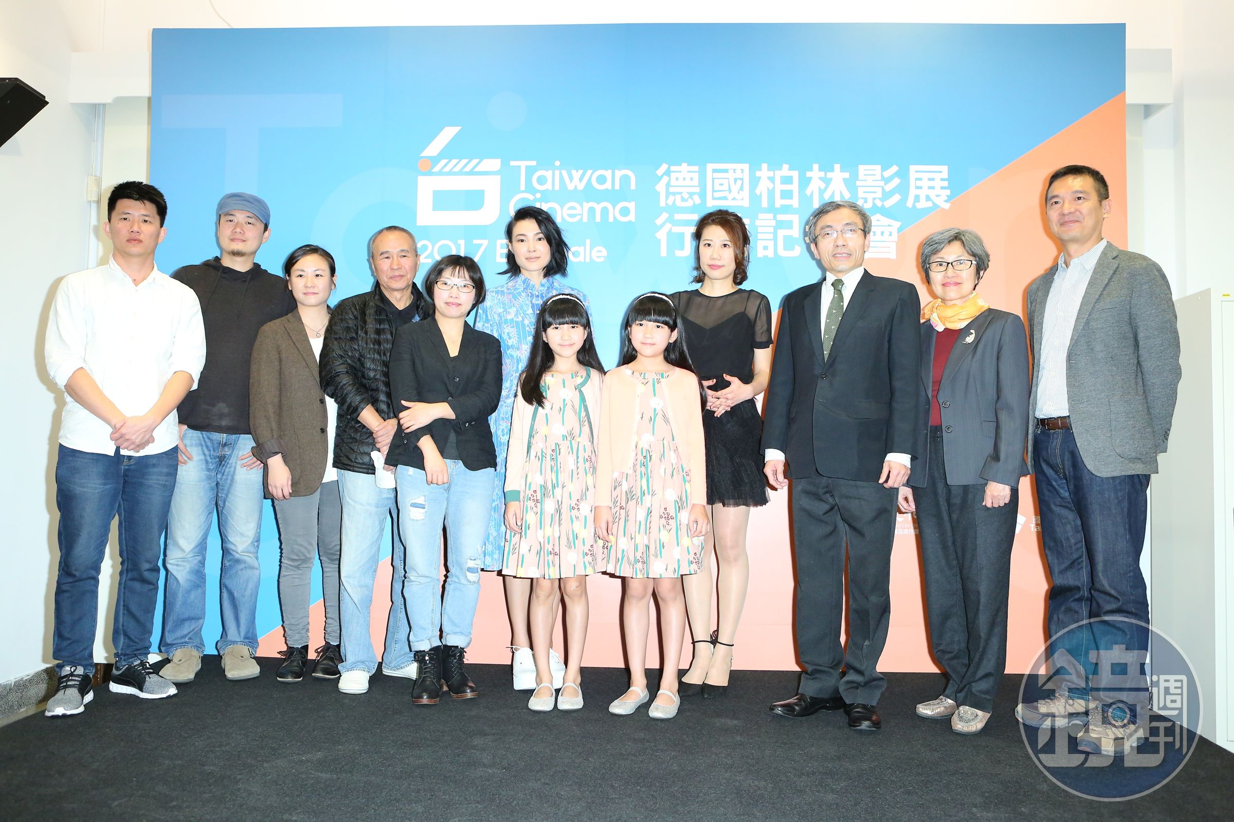侯孝賢與將出席柏林影展的台灣影人合影。