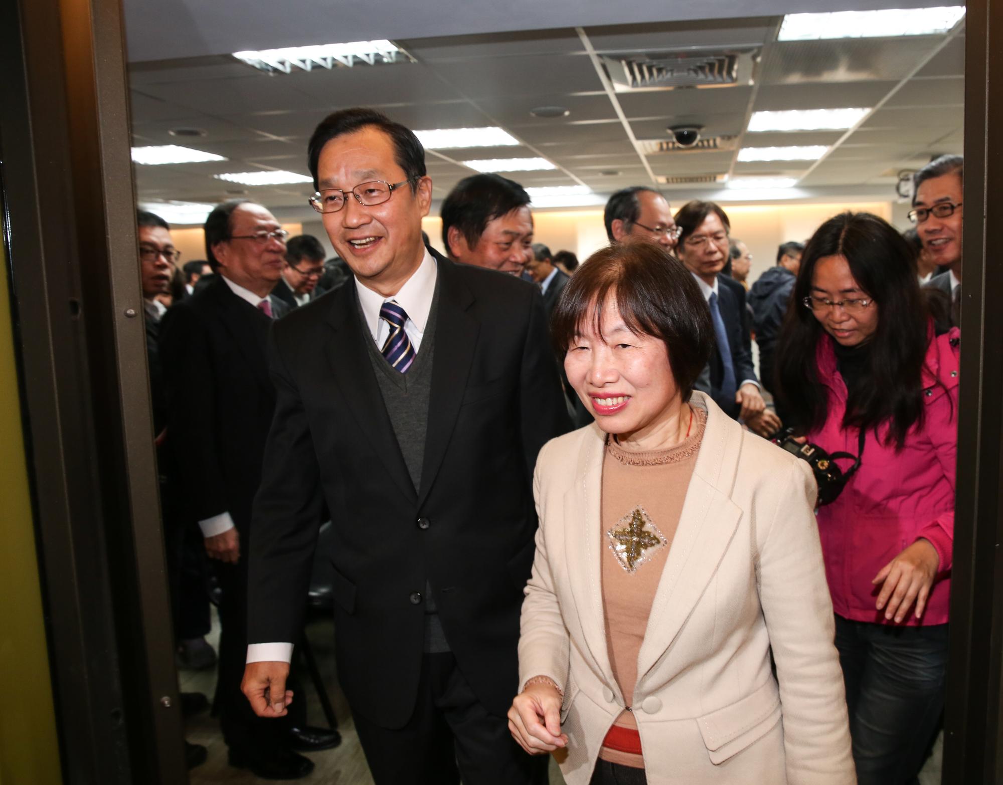 桂先農(前排左)二度出任保發中心董事長,計畫建置保險聯徵中心,有利簡化核保理賠程序。