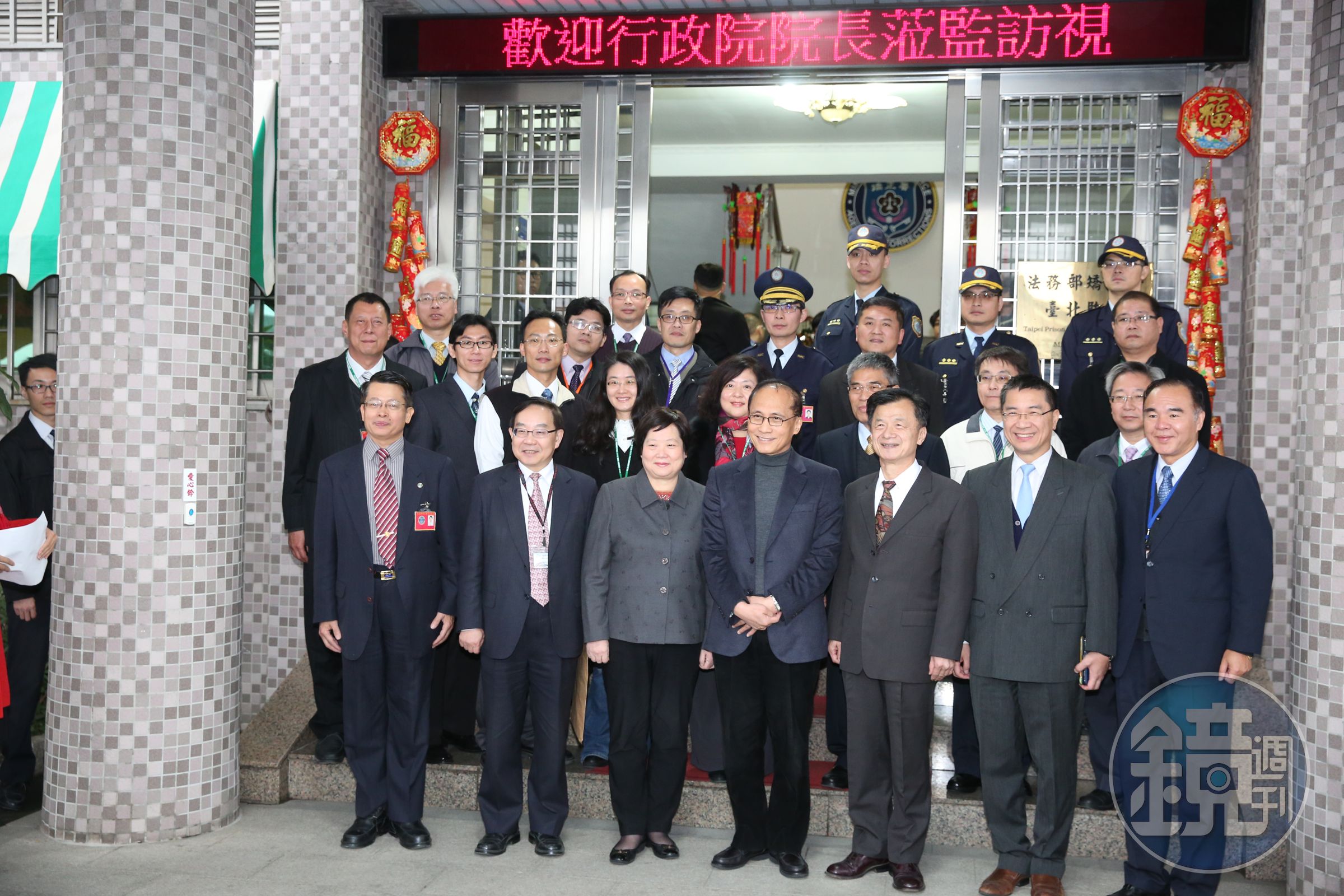 行政院長林全年後立即宣布內閣小幅改組，四名部會首長換人，圖中是前往台北龜山監獄視察，政務委員林美珠陪同。