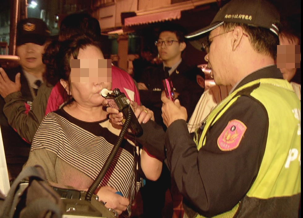 「太牛」！犯太歲還酒後強出頭　遭上銬押回警局   