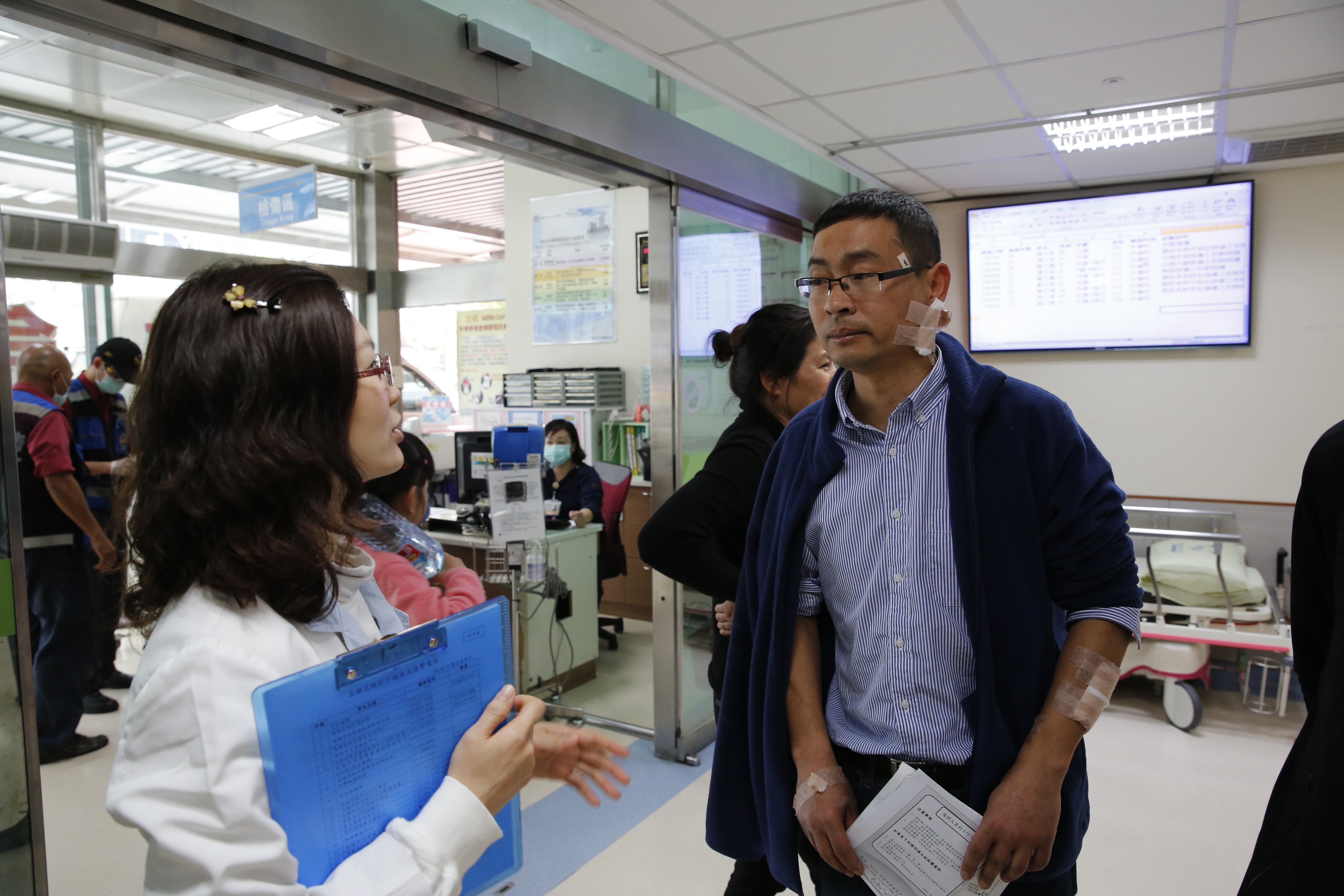 遊覽車撞涵洞　車頭削半、門卡死　英勇陸客破窗救援