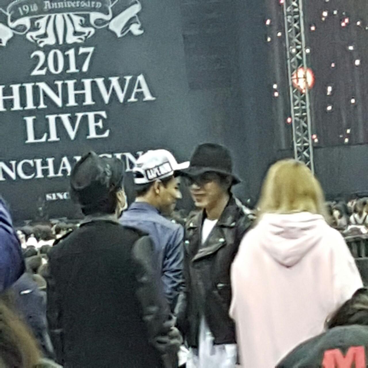 坤達（右二）與TORO（左）現身於韓團神話演唱會場，2人有說有笑，全黑帥氣裝扮讓人想起當年ENERGY男團時期。