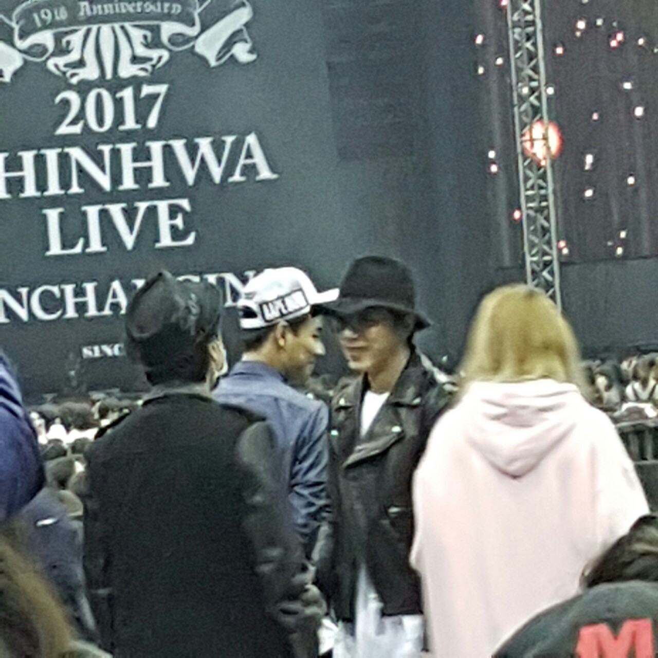 坤達（右二）與TORO（左）現身於韓團神話演唱會場，2人有說有笑，全黑帥氣裝扮讓人想起當年ENERGY男團時期。