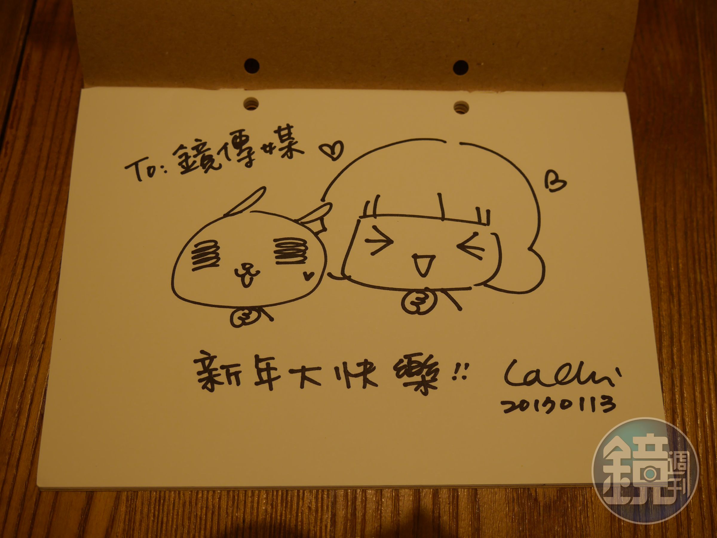 楊宇庭畫插畫跟鏡傳媒的讀者打招呼。