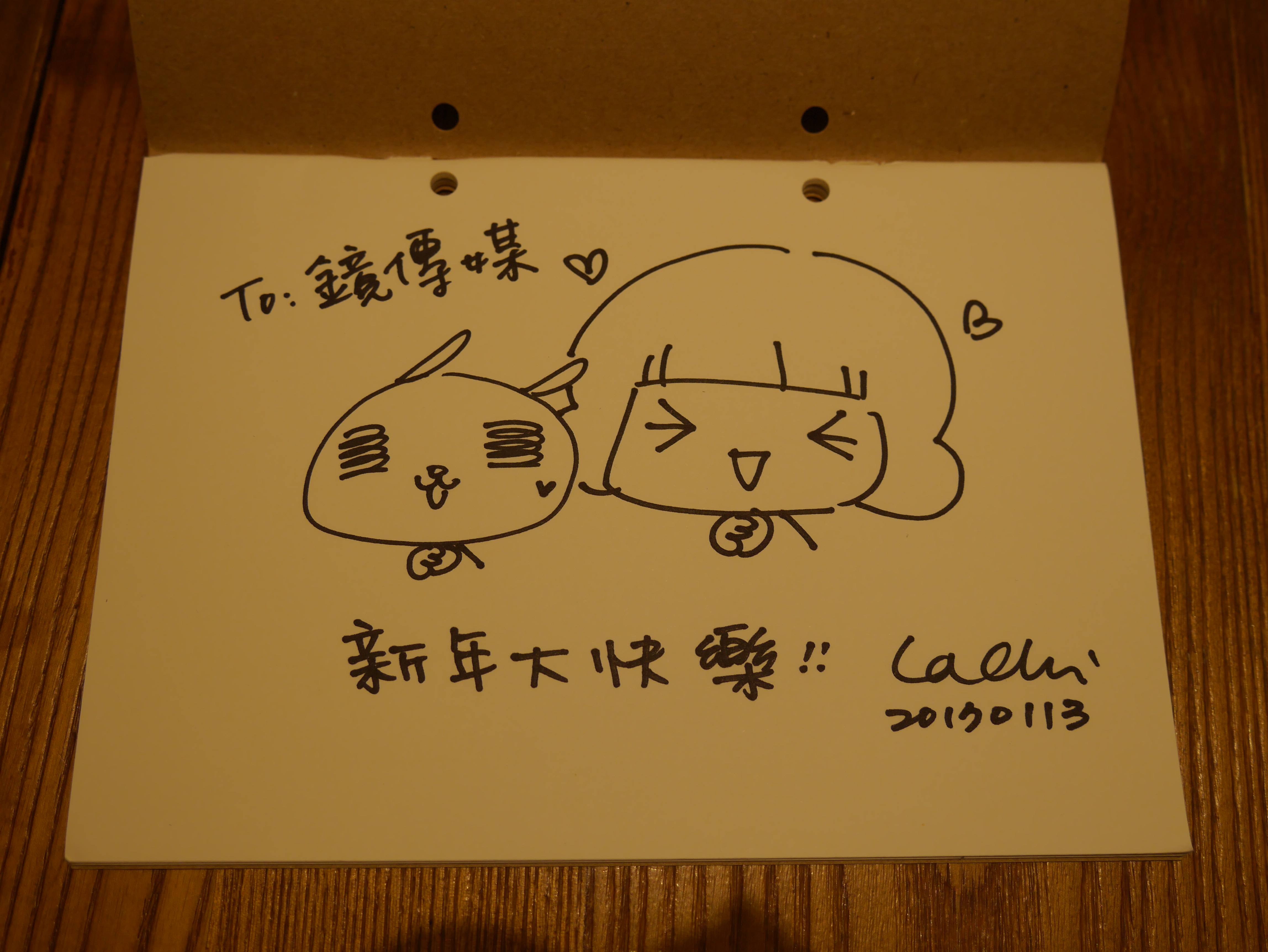 楊宇庭畫插畫跟鏡傳媒的讀者打招呼。