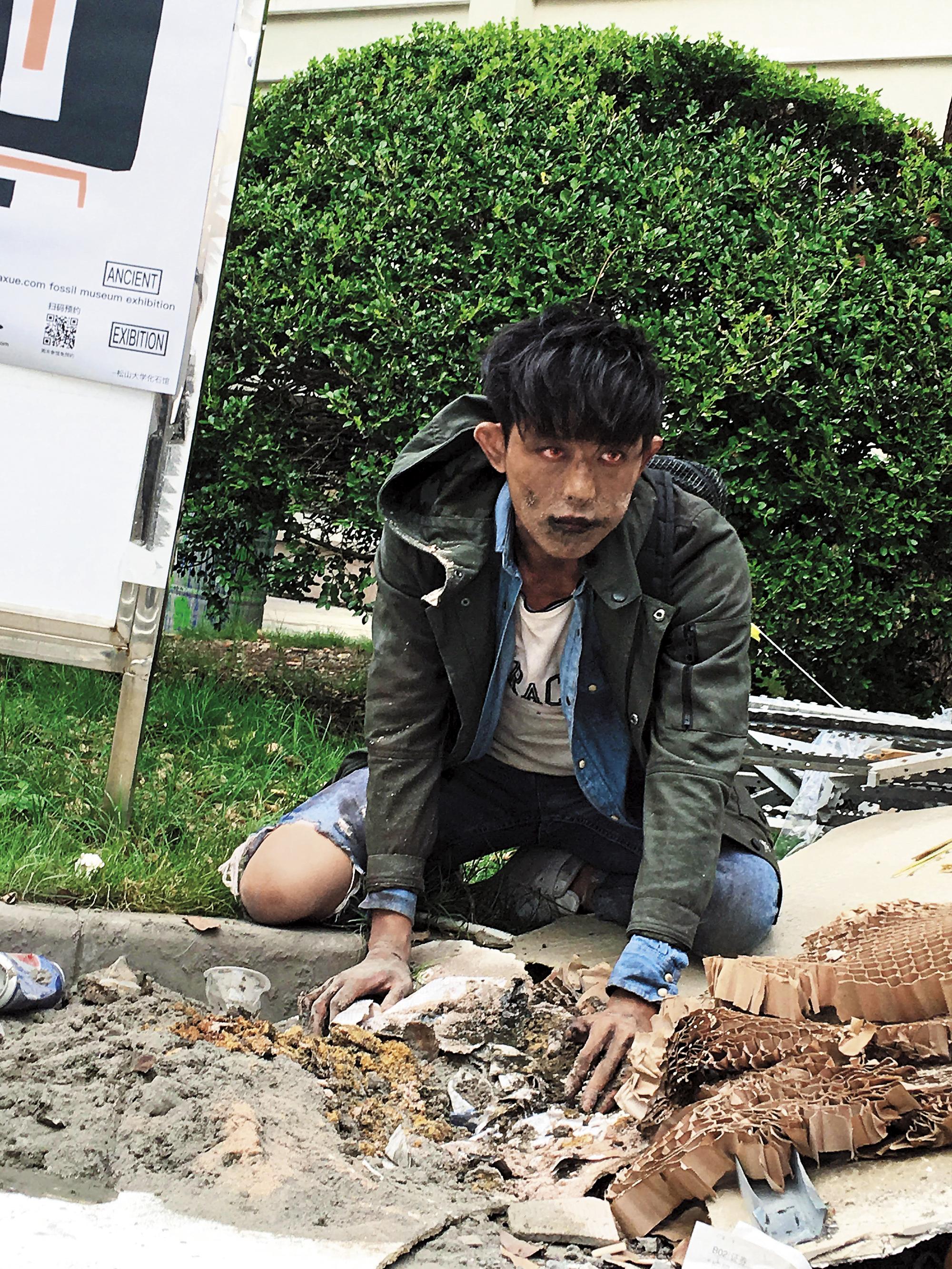 為了拍攝《很純很曖昧》，敖犬放下偶像包袱不計形象，要他挖垃圾、吃土也甘願。（敖犬提供）