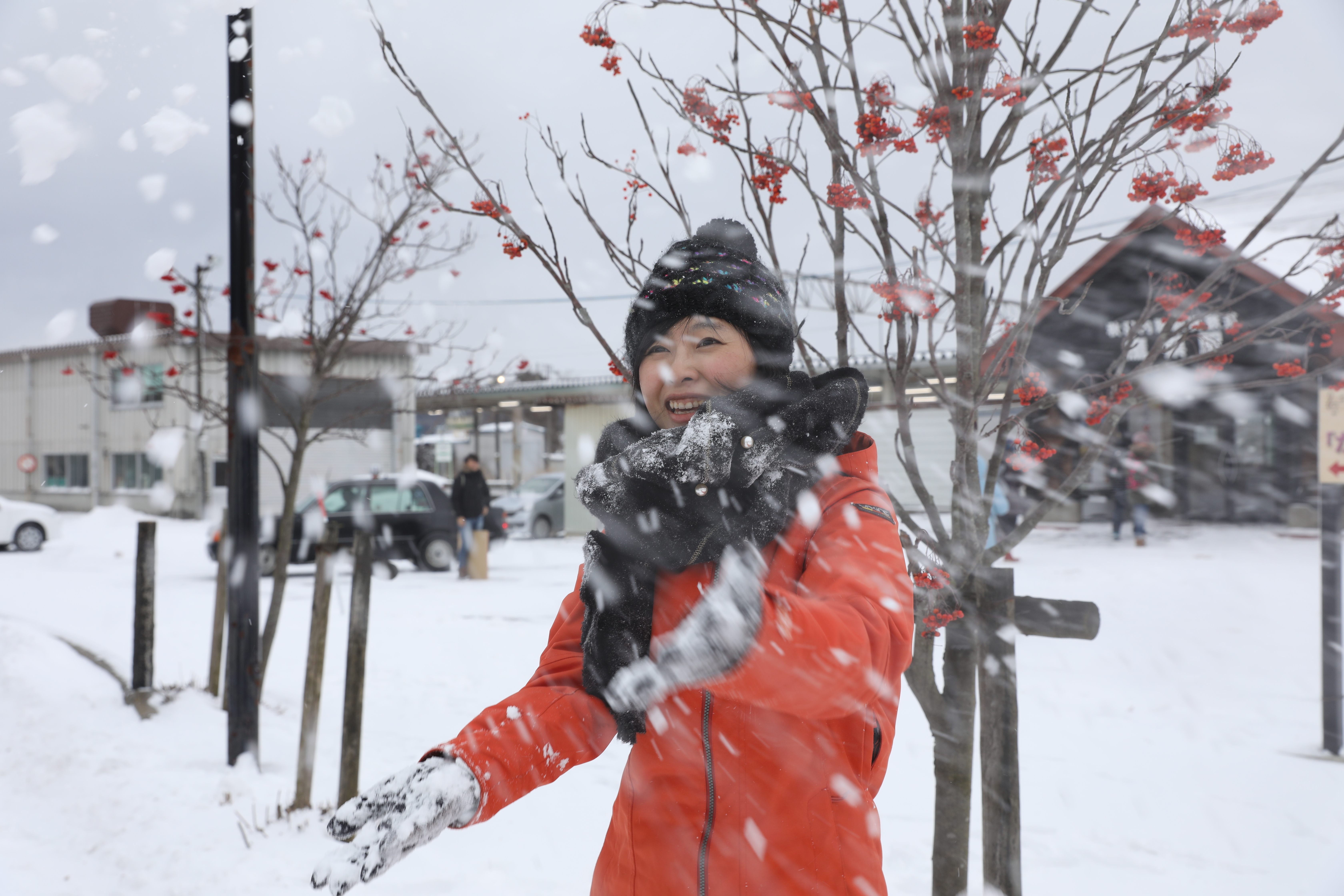 等電車的空檔，我的同事少女攝影師忍不住玩起雪來，露出少女般的開心表情。