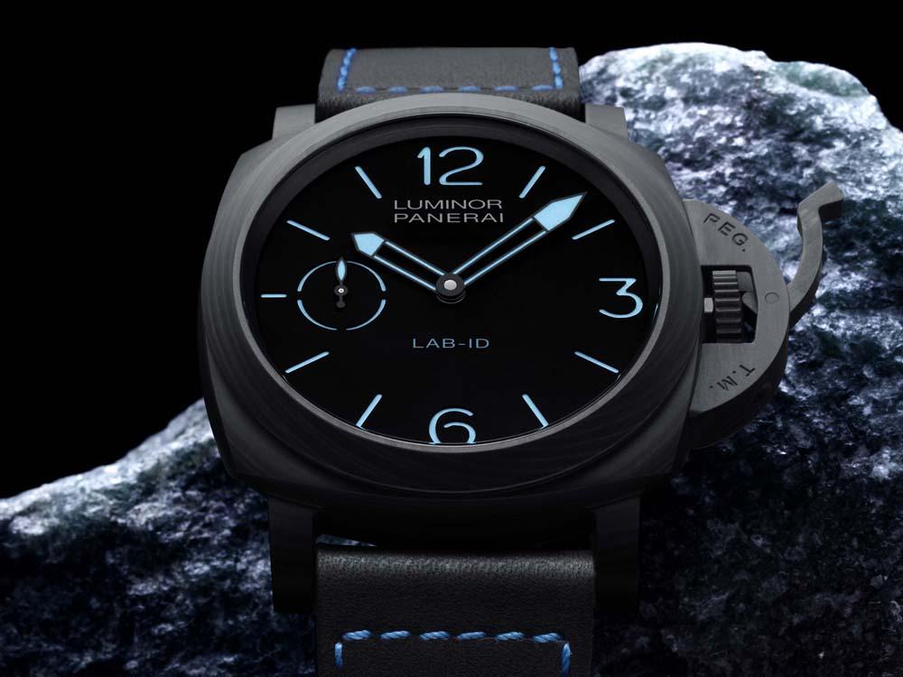 PANERAI的Lab-ID Luminor 1950 Carbontech的奈米碳管層帶來的絕黑面盤,讓藍色夜光更為搶眼。