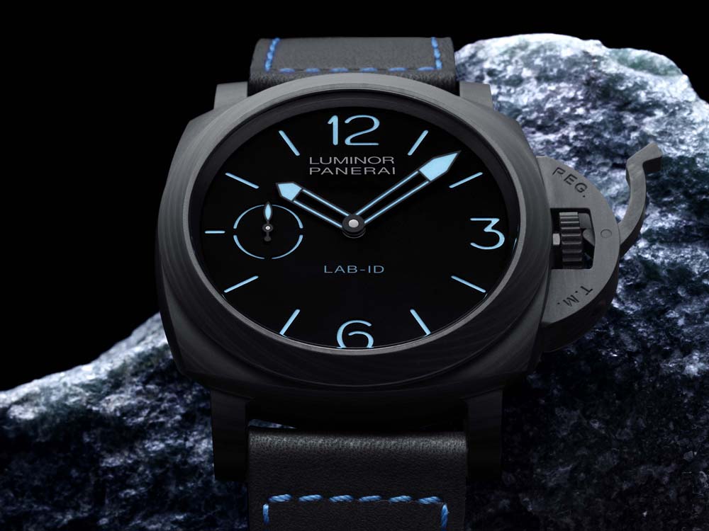 PANERAI的Lab-ID Luminor 1950 Carbontech的奈米碳管層帶來的絕黑面盤,讓藍色夜光更為搶眼。