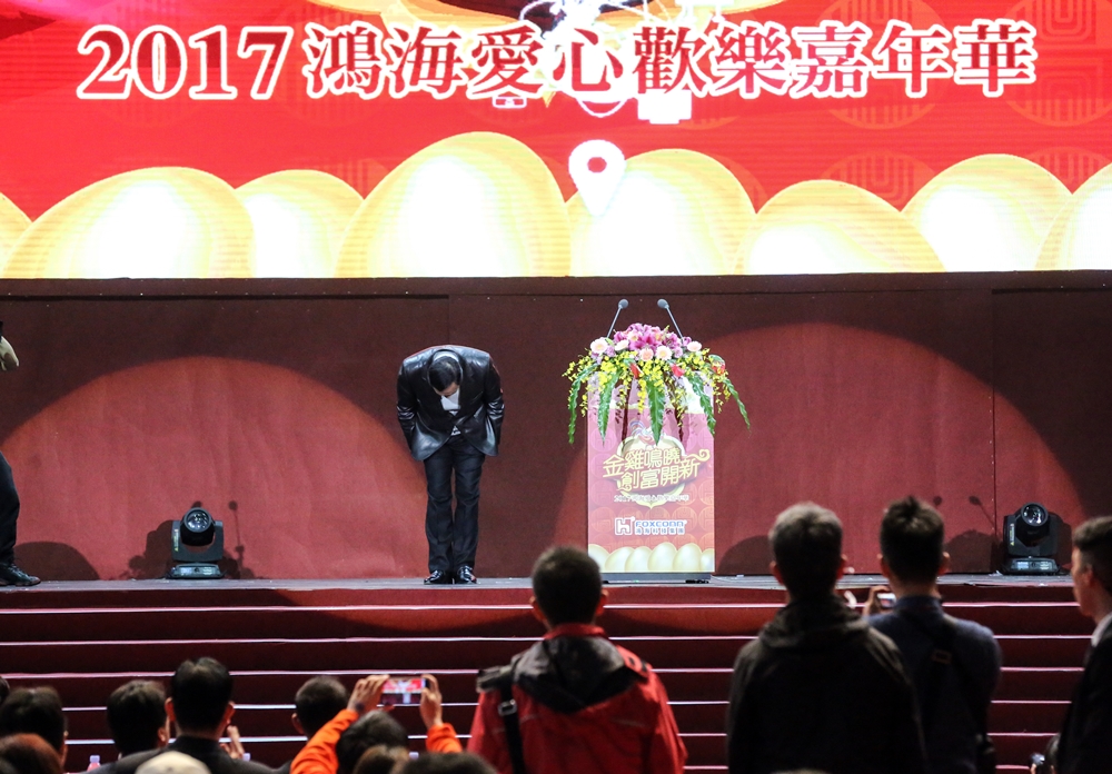  【夏普拚第一】四天檢討大會、缺席開工拜拜  郭台銘雞年許什麼大願？