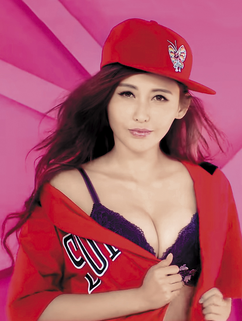 因為內衣廠商置入，愷樂連拍新歌〈久等了〉MV，都穿著胸罩又唱又跳。（翻攝自YouTube）