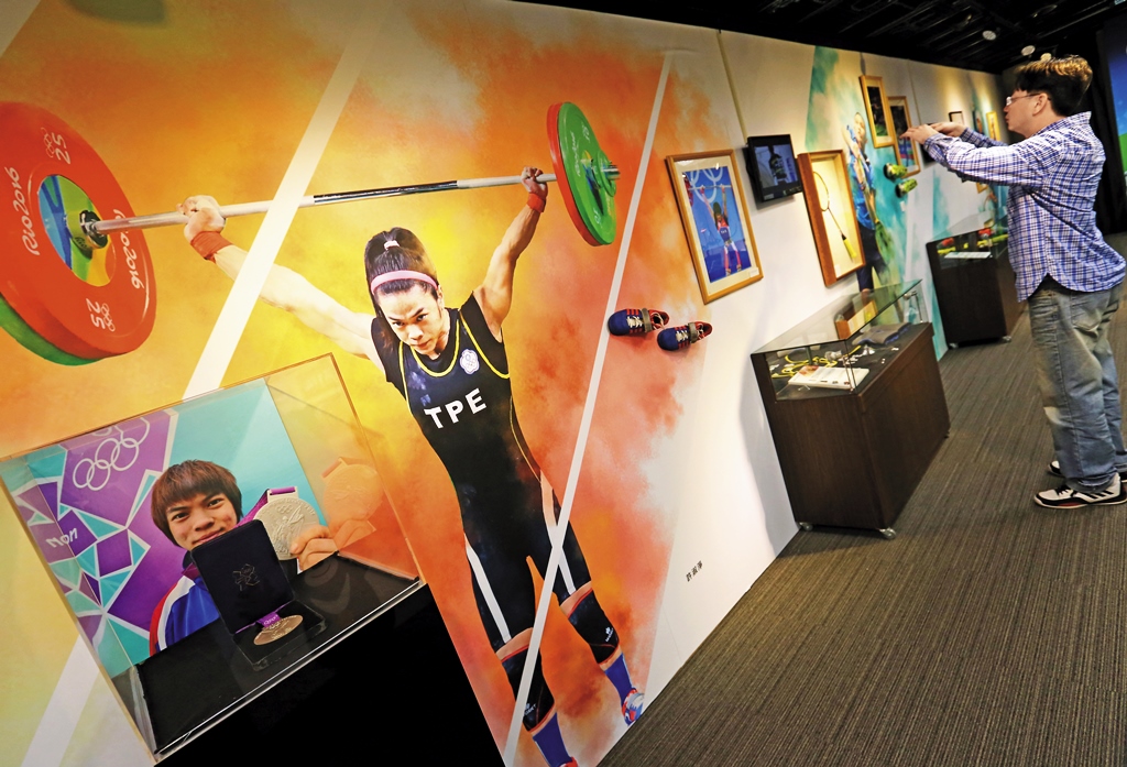 台北探索館的世大運特展正展示許淑淨的比賽衣、鞋、獎牌。