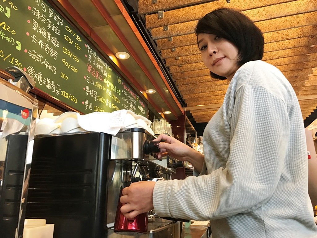 【童邱戀桃花劫】邱主任變邱小妹　咖啡店上班沉澱