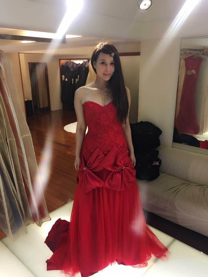 邱惠美結婚時沒拍過婚紗,前夫死後,她才去拍了「單人婚紗」,完成心願。(邱惠美提供)