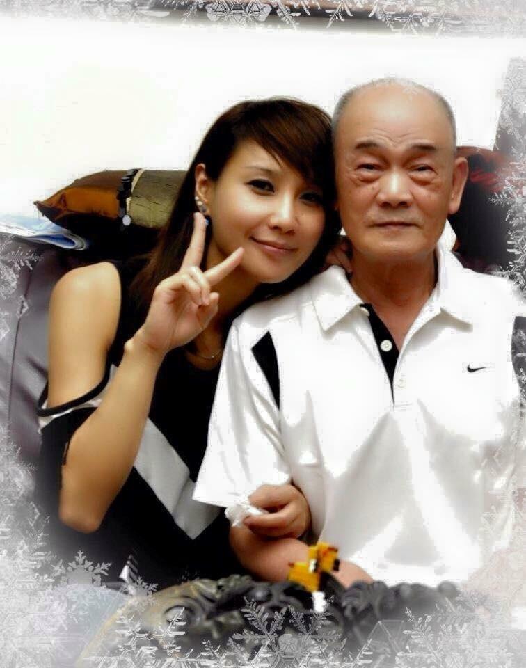 邱惠美是竹聯幫創幫元老周榕的乾女兒,從照片看來,2人十分親密。(邱惠美提供)