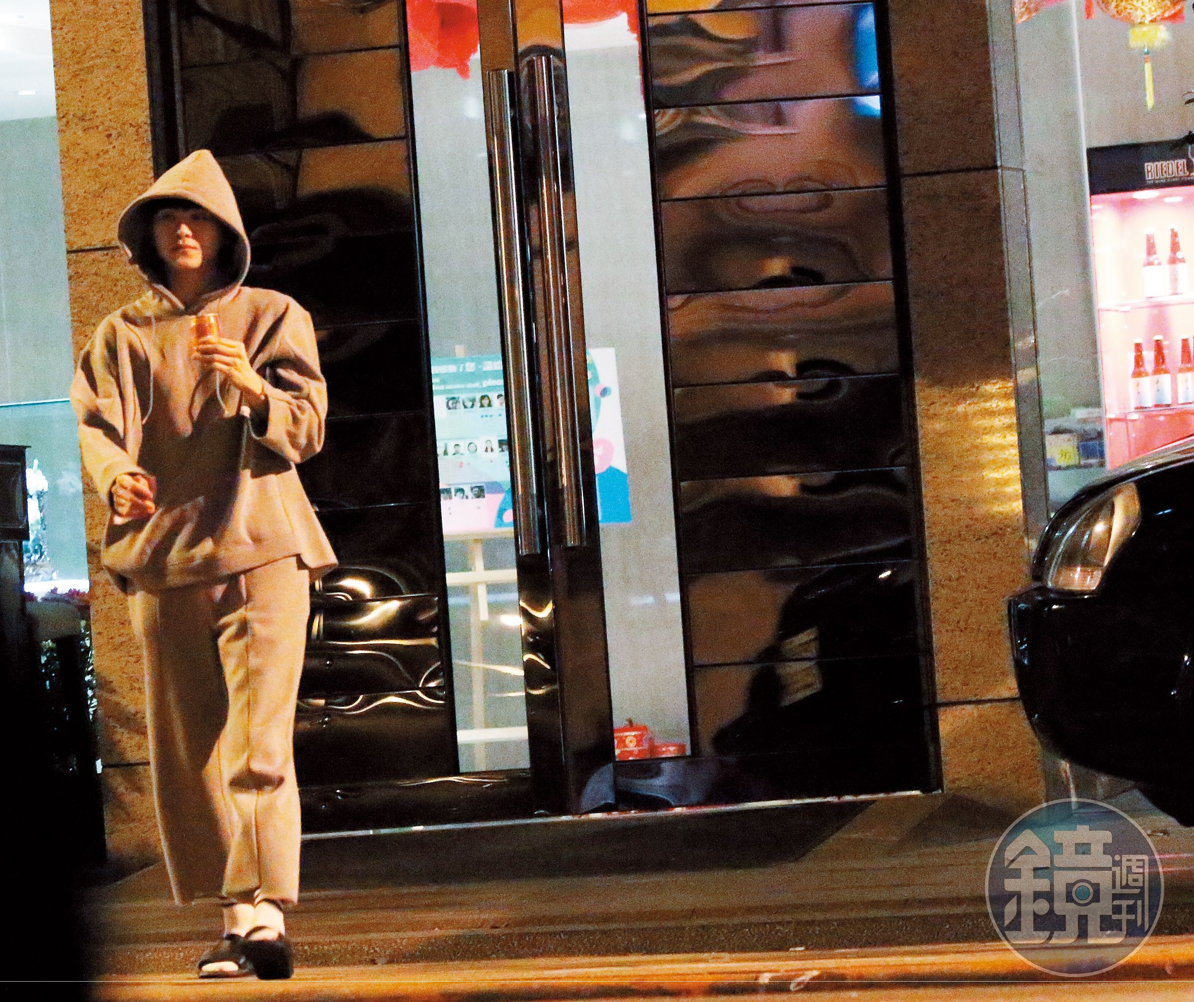 23：46 炎亞綸跟嫩男上旅館時十分小心，都是一前一後進出。出旅館時，順序跟進旅館時不同，由炎亞綸先出，嫩男接著才出。