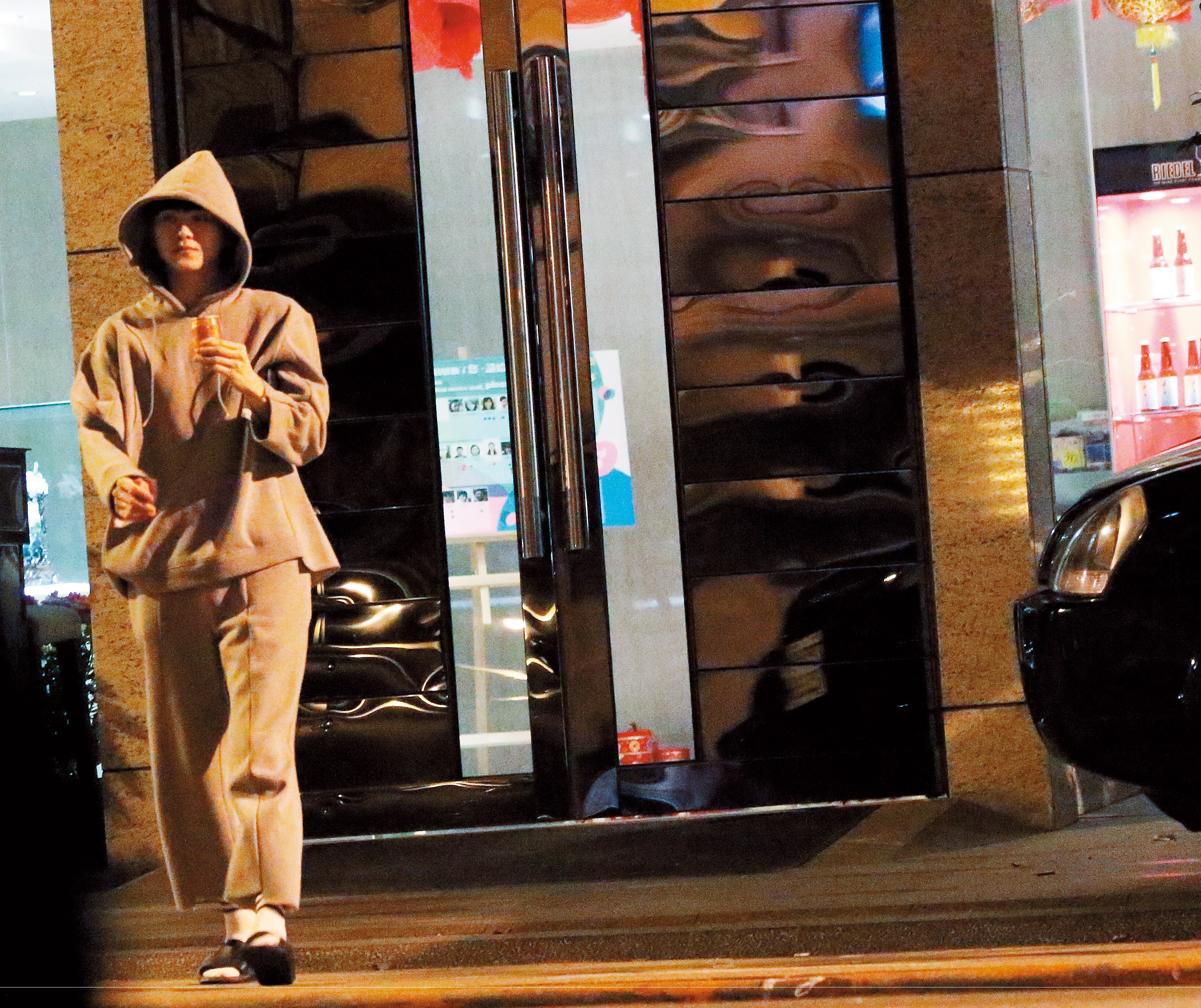 23：46 炎亞綸跟嫩男上旅館時十分小心，都是一前一後進出。出旅館時，順序跟進旅館時不同，由炎亞綸先出，嫩男接著才出。