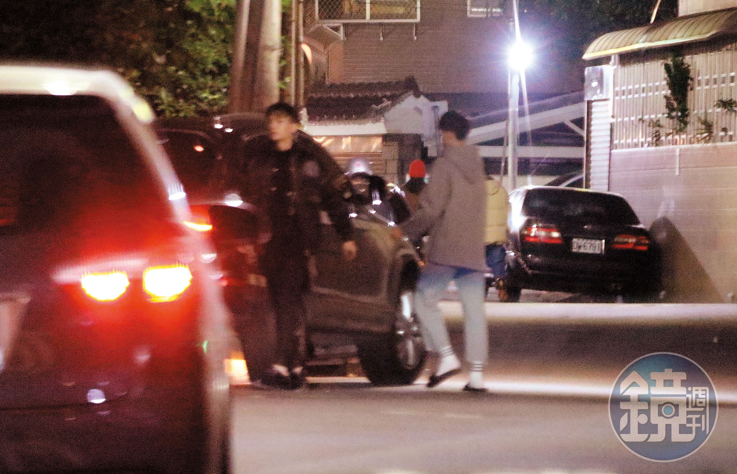 21：26 炎亞綸接送的嫩男上了車後，又下車回家；沒多久又出現，上了炎亞綸的車開往旅館。