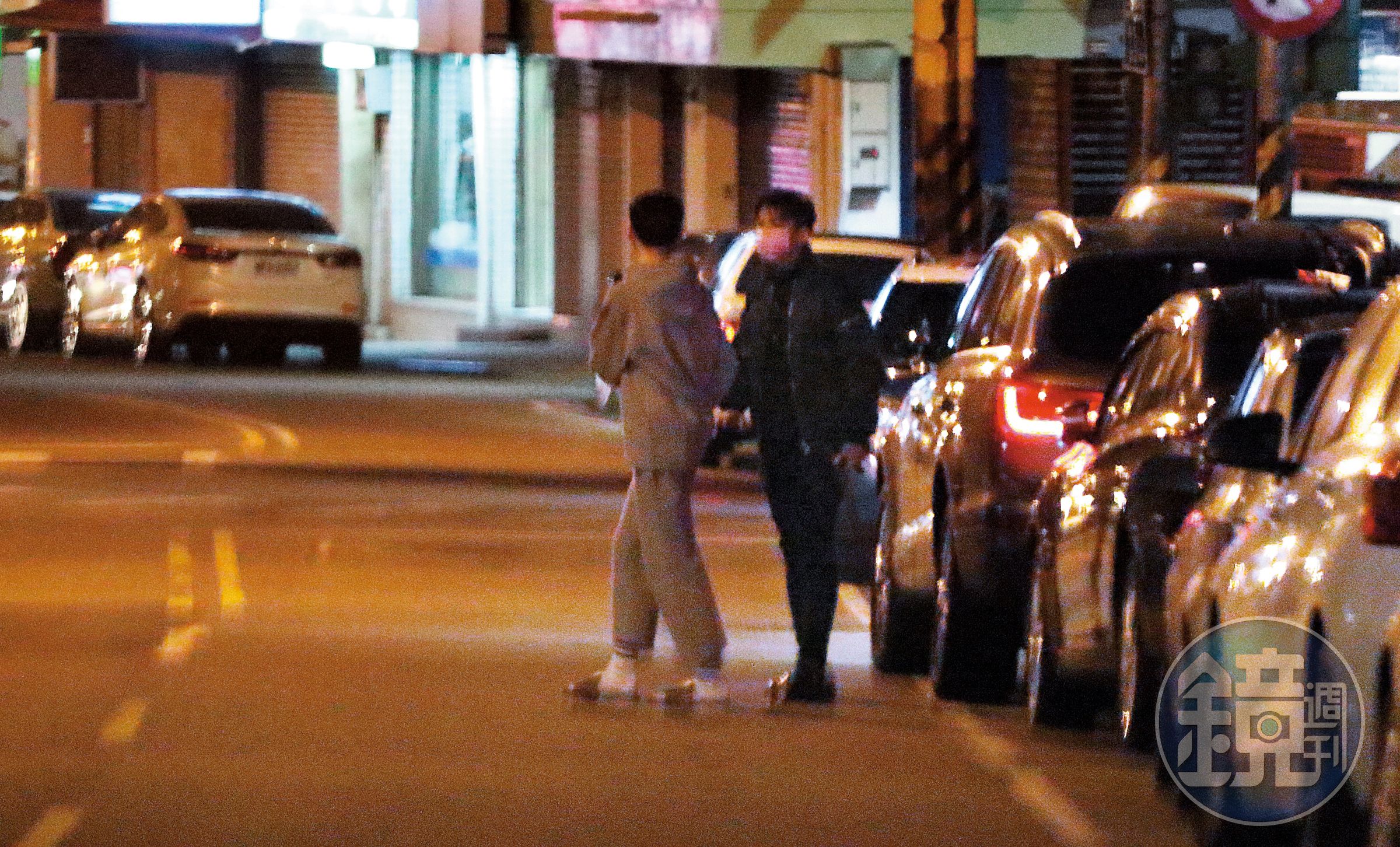 21：25 民宅中的一名嫩男，跟著炎亞綸一起出門，上了他的車。
