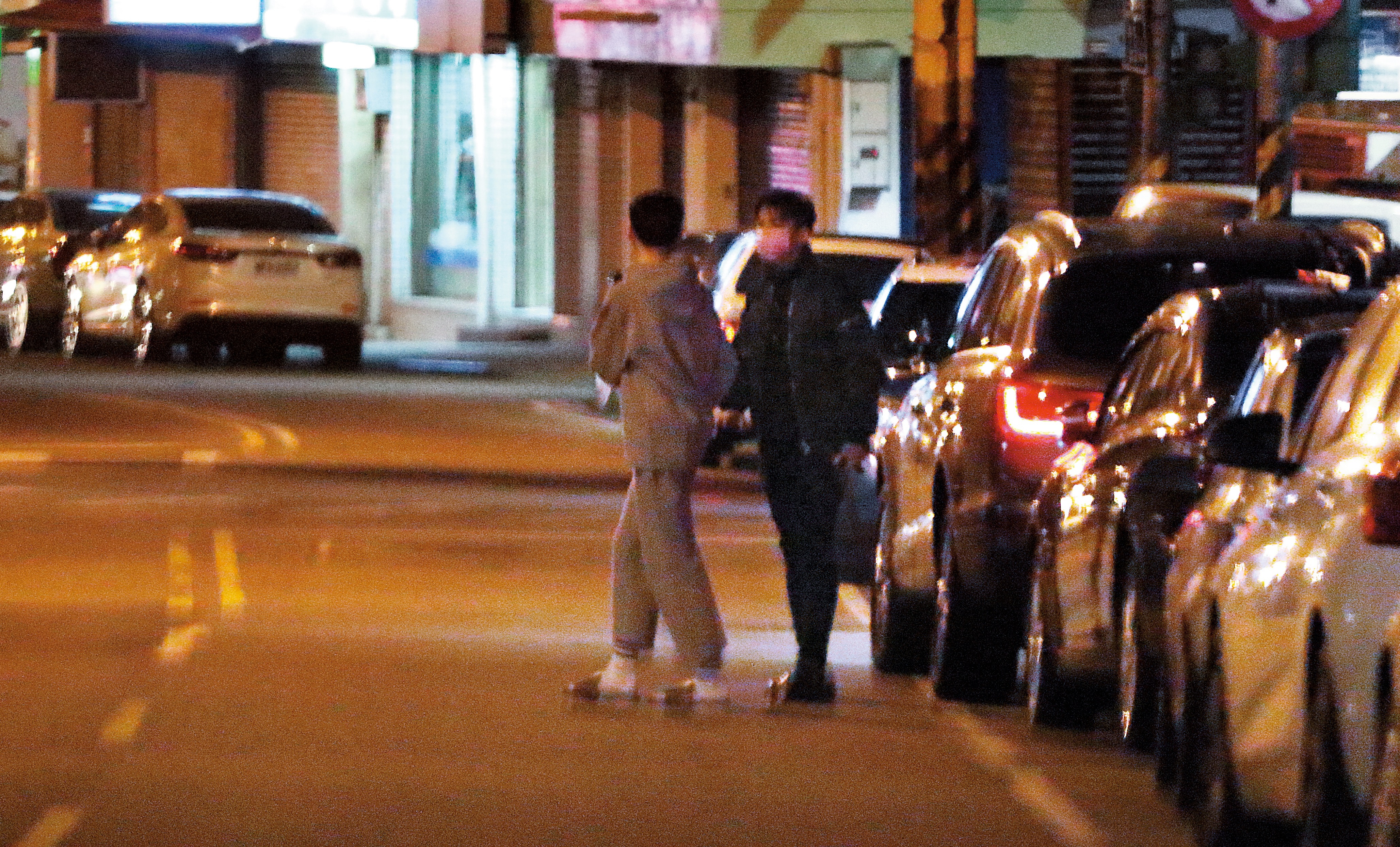21：25 民宅中的一名嫩男，跟著炎亞綸一起出門，上了他的車。