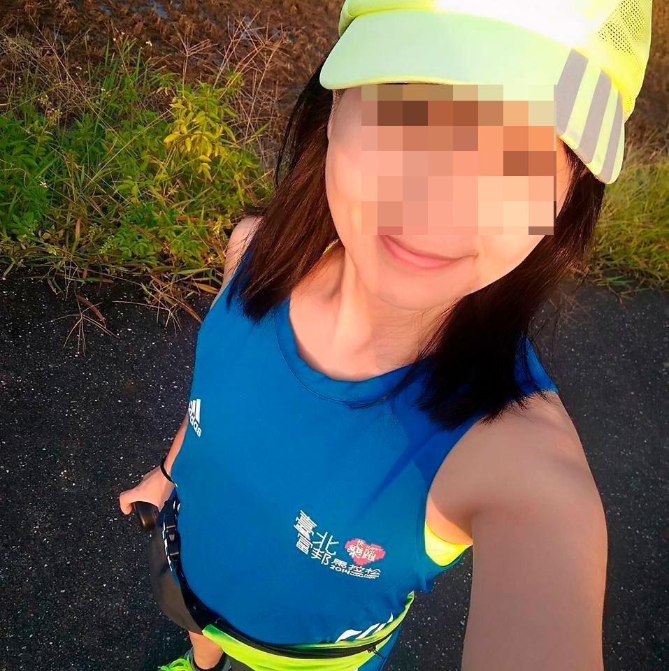 張妻臉書盡是陽光正面的貼文,以及與友人歡樂聚會的照片,被友人讚「漂亮媽咪」。