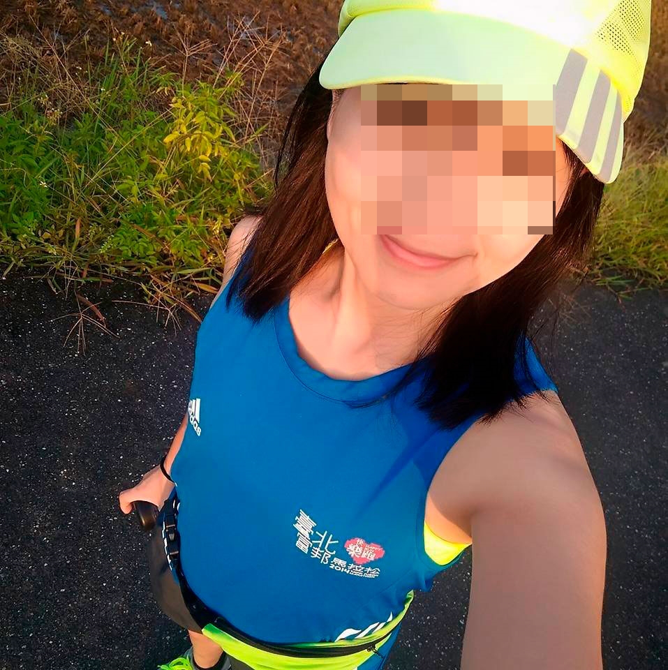 張妻臉書盡是陽光正面的貼文，以及與友人歡樂聚會的照片，被友人讚「漂亮媽咪」。