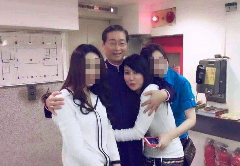 【童邱戀桃花劫】挨轟色誘白狼　嗆辣邱主任回飆「超你媽」