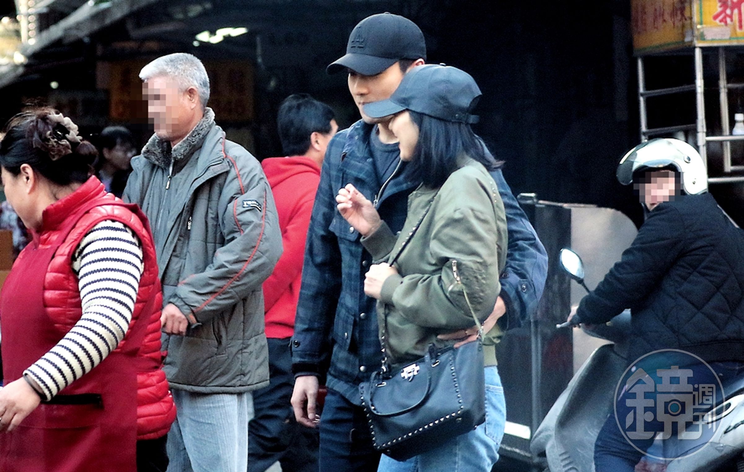 15：43  趙又廷單手環抱高圓圓，夫妻倆恩愛指數破表。