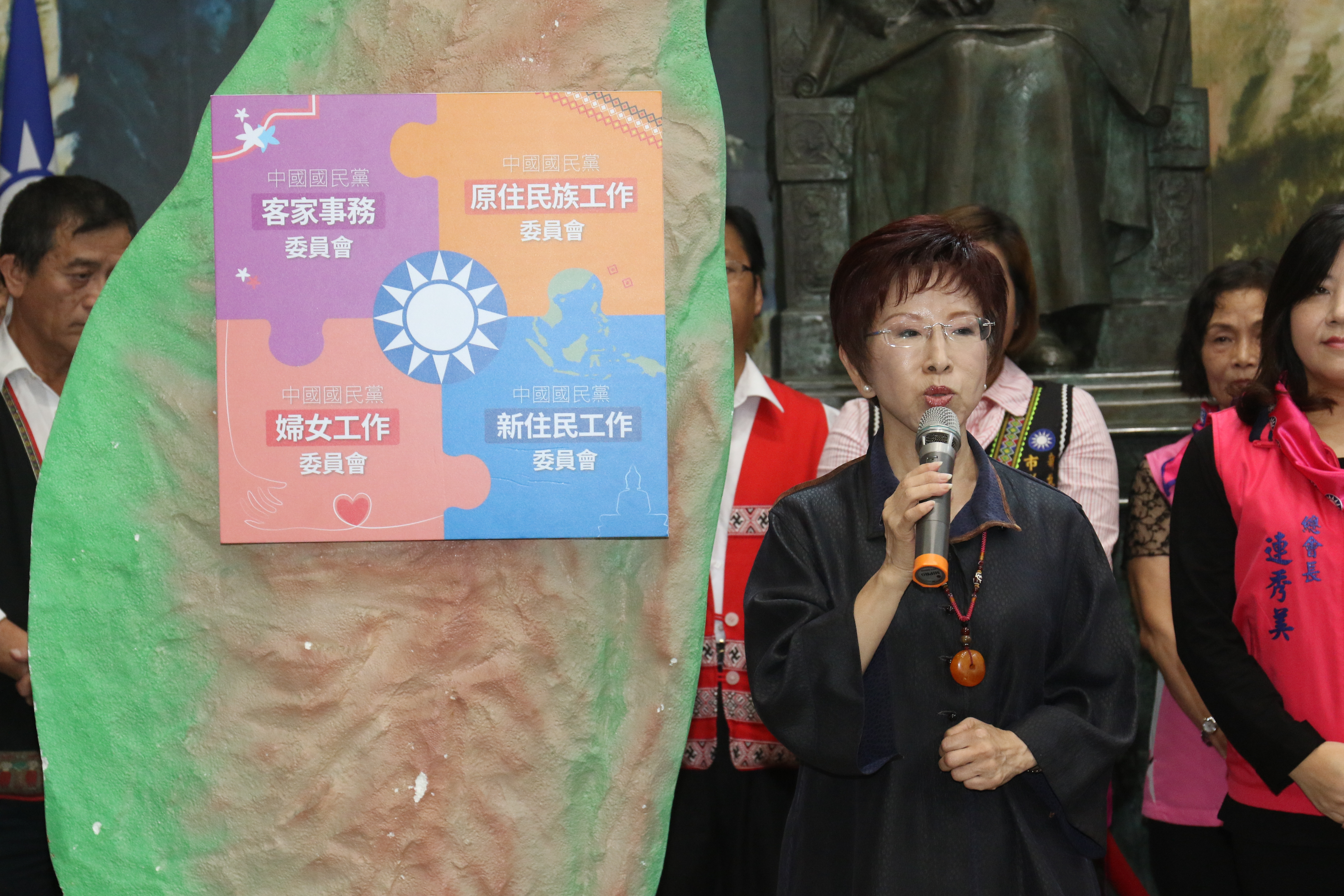 國民黨主席之爭愈演愈烈，洪秀柱在黨內以庶民自居，強調這是一場庶民對權貴的戰爭。