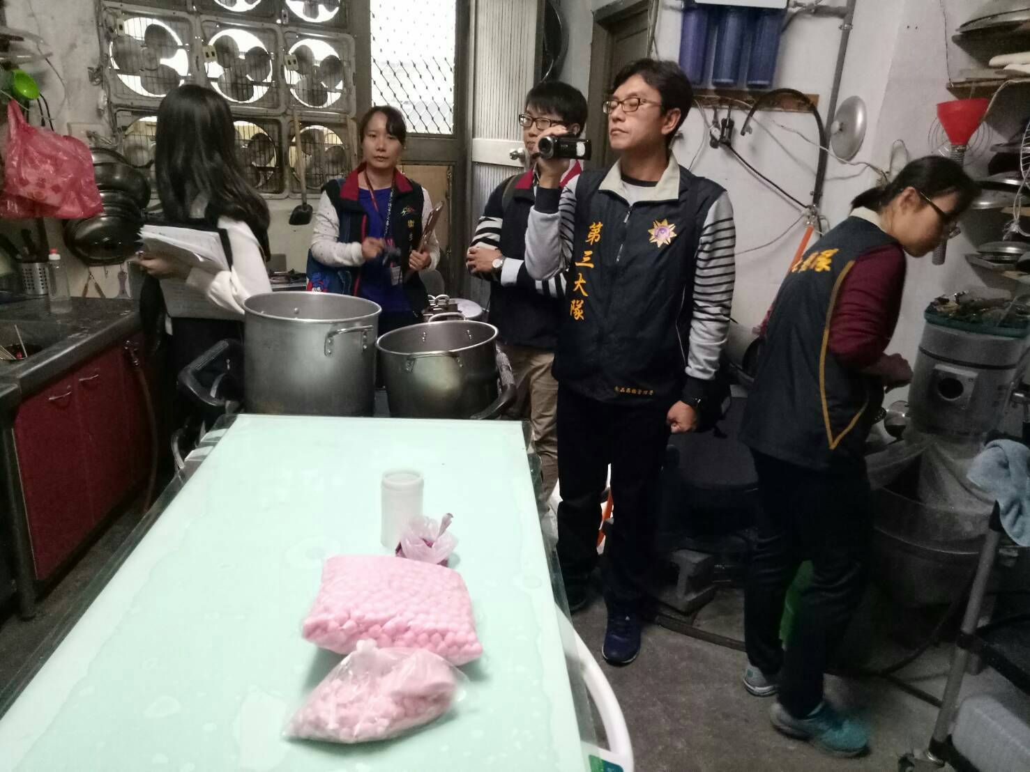 小小的空間內擺滿器具，業者把這裡當作湯圓加工廠。
