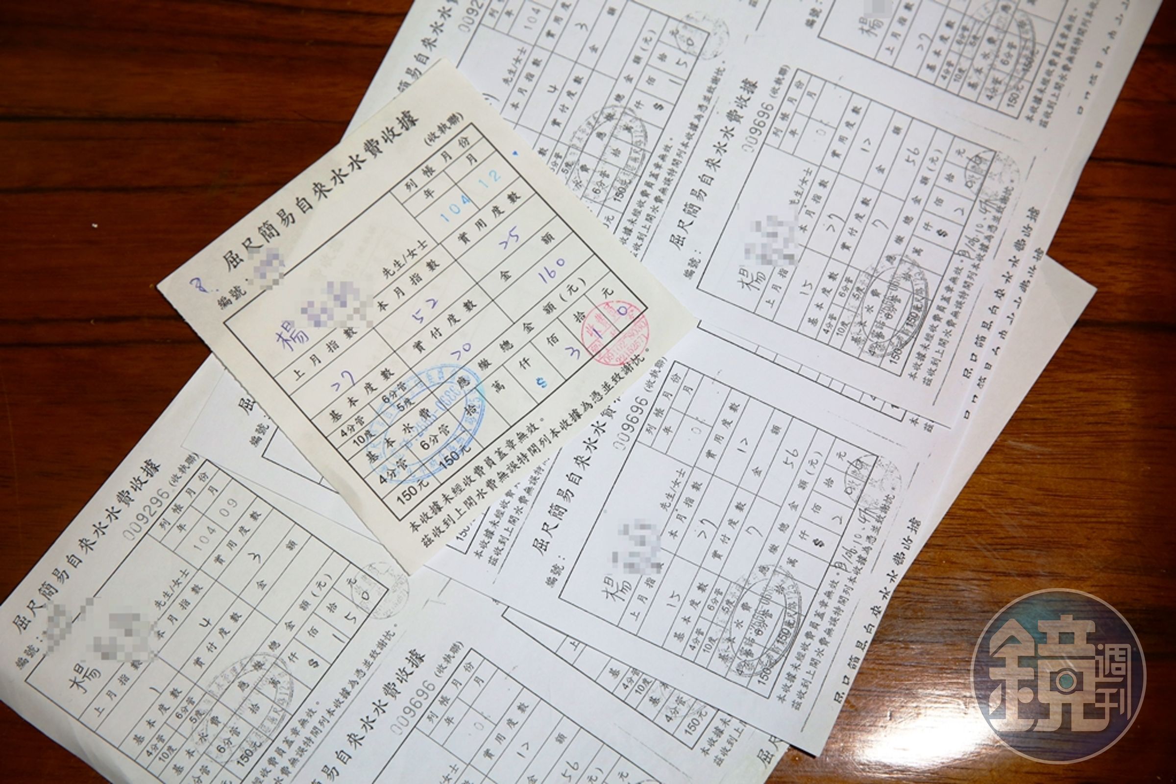 民眾提供的簡水委員會水費收據，費用波動幅度大，讓人質疑是溢收水費。