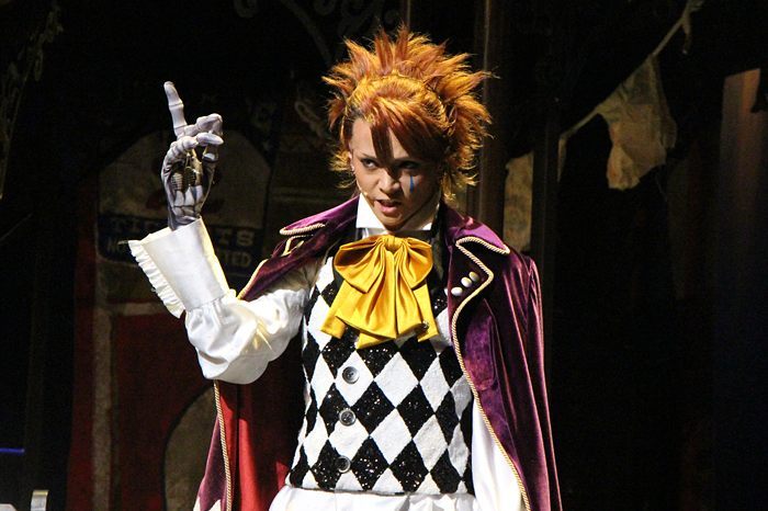演員三浦涼介飾演《黑執事》的Jocker，《黑執事》劇照。