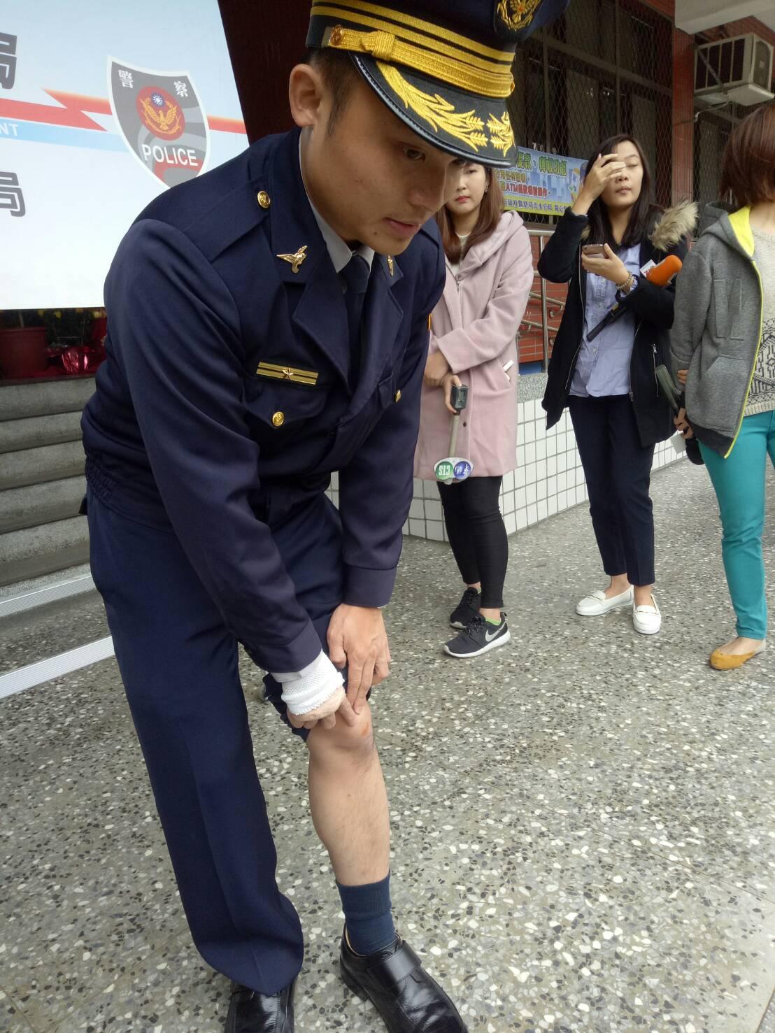 賴所長遭拖行五公尺，右手和左膝蓋受到擦傷，包紮後已無大礙。