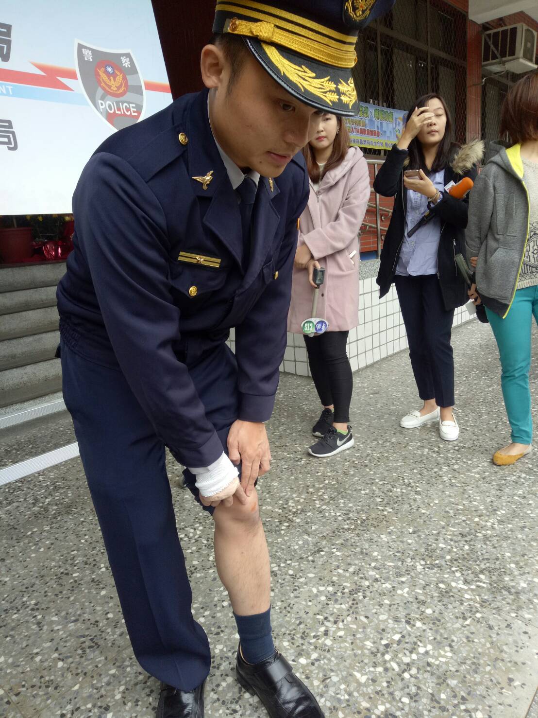 賴所長遭拖行五公尺，右手和左膝蓋受到擦傷，包紮後已無大礙。