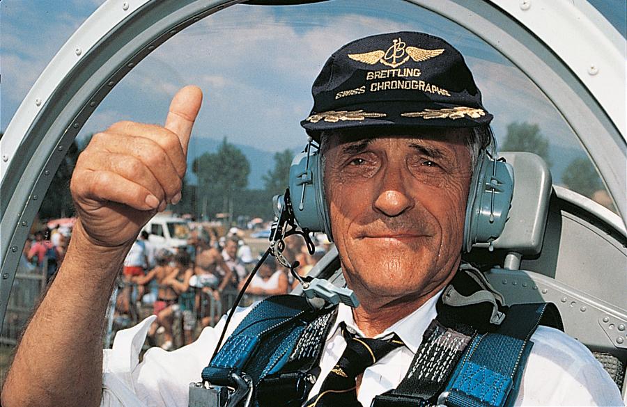 1979年,身兼飛行員、電子專家和製錶商等多重身分的Ernest Schneider接掌百年靈,並與其子Theodore Schneider持續經營至今。
