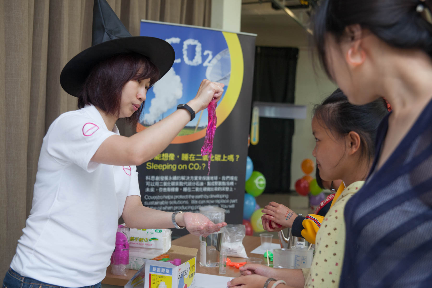 去年彰化伸仁國小學生學習將聚合物DIY，成為魔法水黏土。（科思創提供）