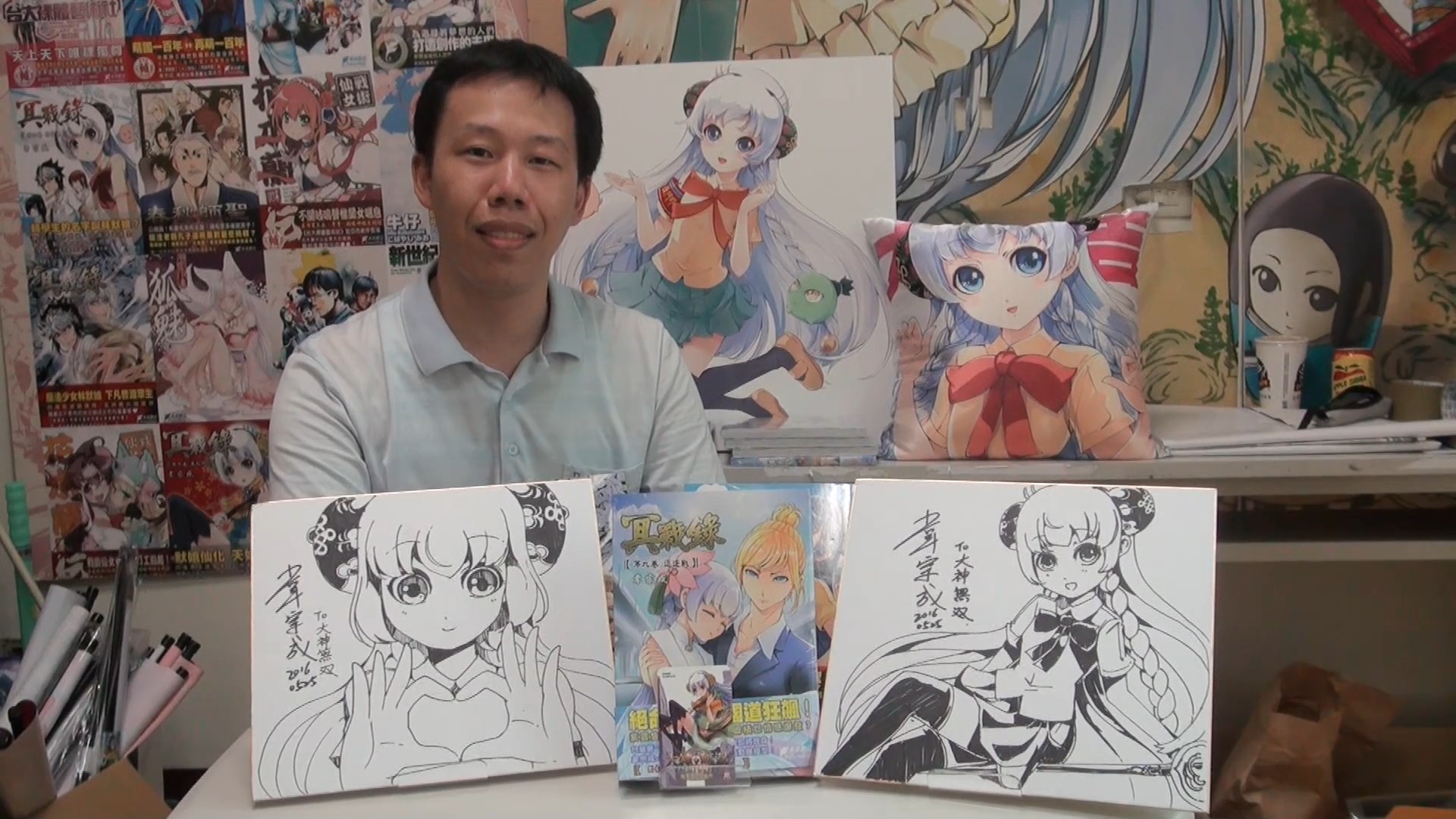 有著「變態魔術師」之稱的台灣漫畫家韋宗成，代表作有《冥戰錄》、《馬皇降臨》和《霸海皇英》等。（韋宗成提供）