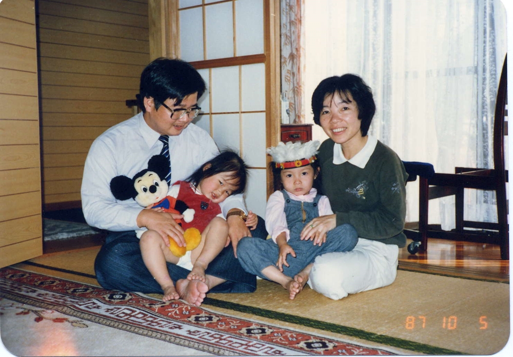 李志誠與林瓊婉婚後忙於創業,兩個寶貝女兒曾跟著爸媽睡在實驗室工作檯。(柏諦提供)
