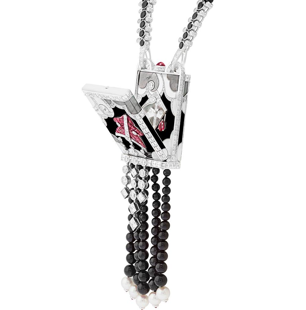 Cerf-Volant long necklace 長項鏈錶，鑲滿珠寶鑽石的華麗配件，且透過獨特鏡射方式閱讀時間。