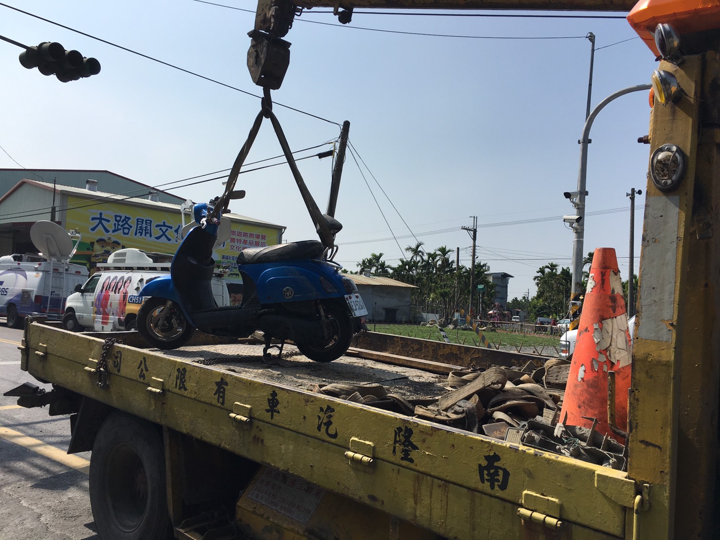 死者的機車被吊回警局。