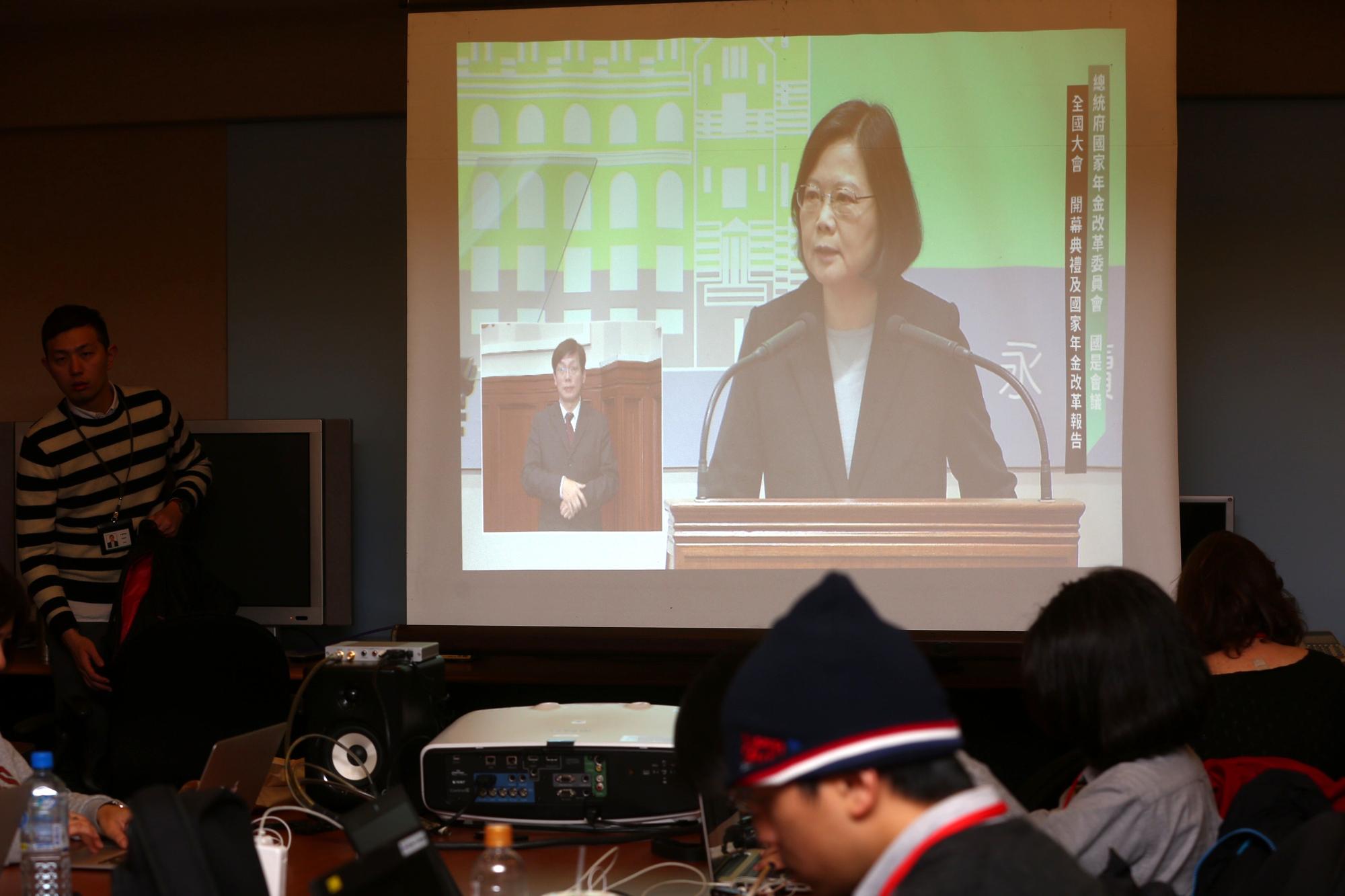 立委鄭運鵬質疑,公務人員月退俸發放方式改革在考試院卡了近4個月,且延後半年導致國庫多花4億元公帑