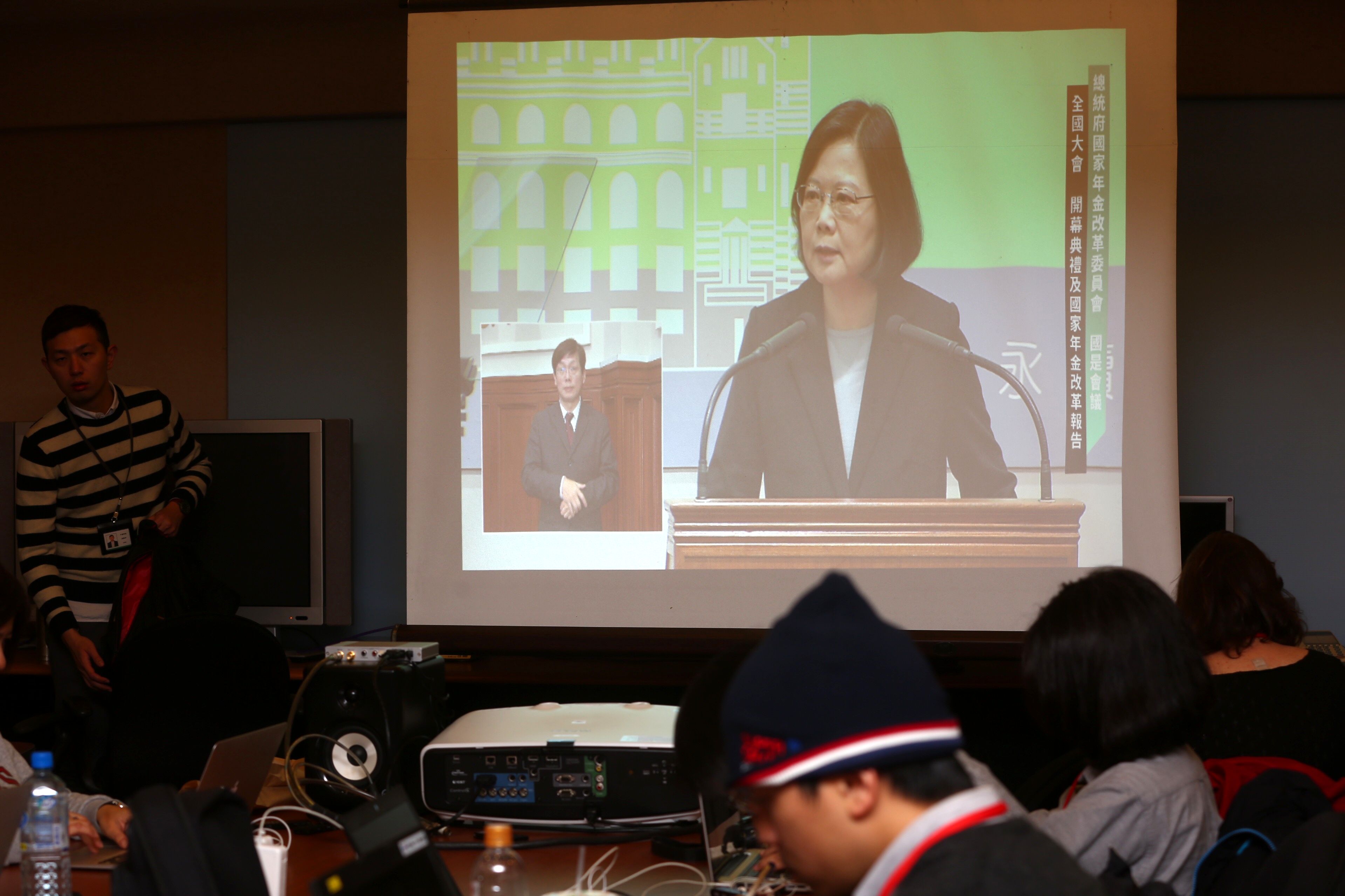 立委鄭運鵬質疑，公務人員月退俸發放方式改革在考試院卡了近4個月，且延後半年導致國庫多花4億元公帑