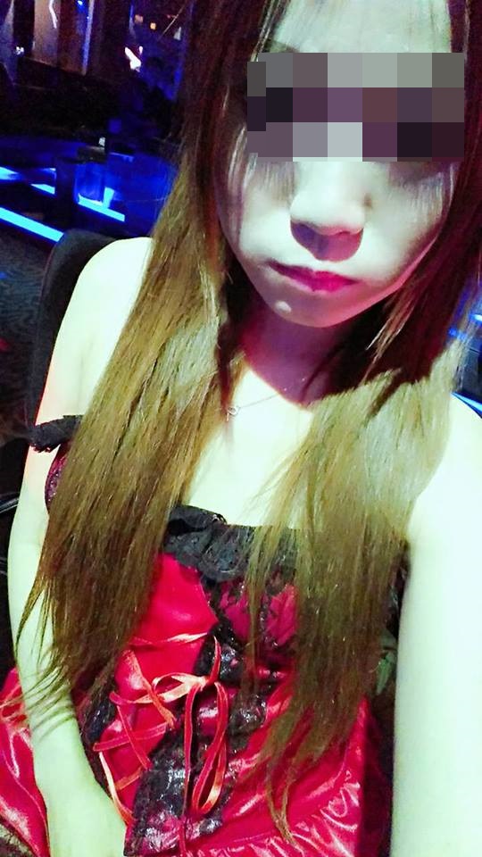 邱女上班時，也需要穿著性感服裝。