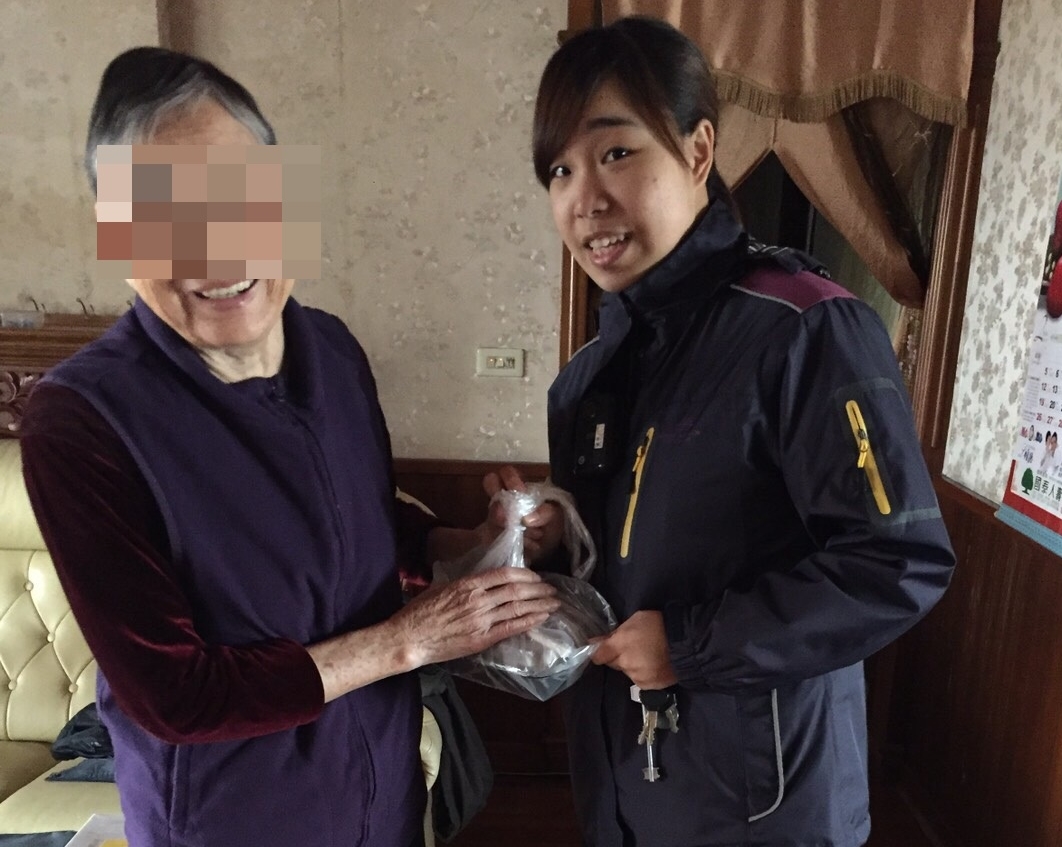 女警特地換上便服幫莊男的八旬母親送餐，莊男的母親開心與女警留下合影。